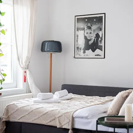 Charming In Vrovice With Roof Terrace Appartamento Praga